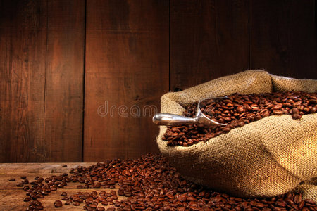 黑木上的麻袋咖啡豆