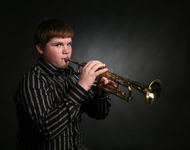 吹小号吹小号的十几岁男孩照片
