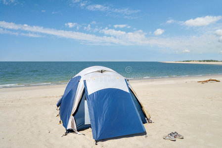 在海滩上露营的帐篷