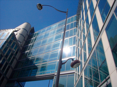 倾斜建筑倾斜在玻璃钢结构的建筑物上照片