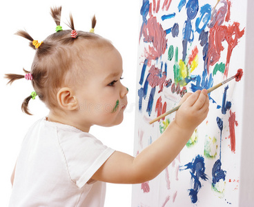 小女孩在黑板上画画