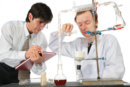 两位科学家做化学实验
