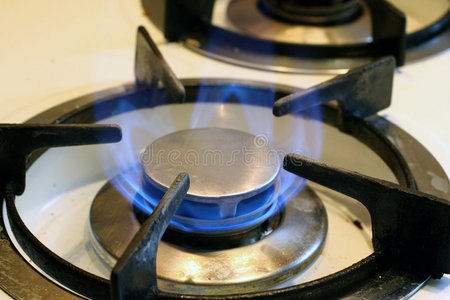 在家用炉灶上燃烧天然气。