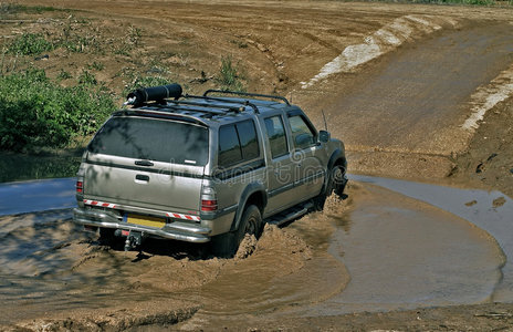 4x4汽车穿越水坑