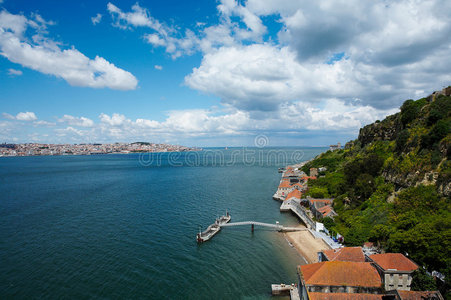 海湾和沿海古镇的景色