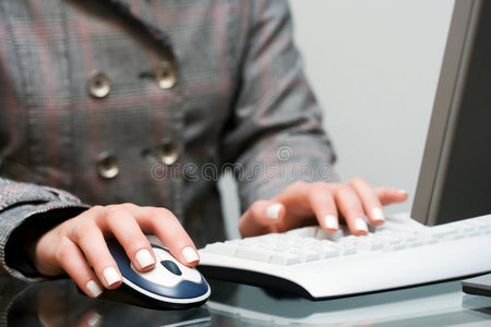 女人在电脑键盘上打字