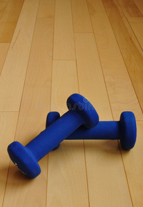 健身中心硬木地板上的蓝色砝码