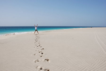 沙滩上的男人碧海蓝天