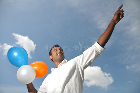 亚洲印度男子拿着五颜六色的气球
