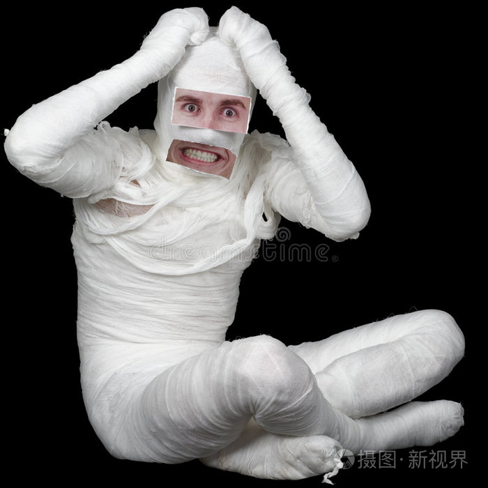 戴绷带假眼假口的人
