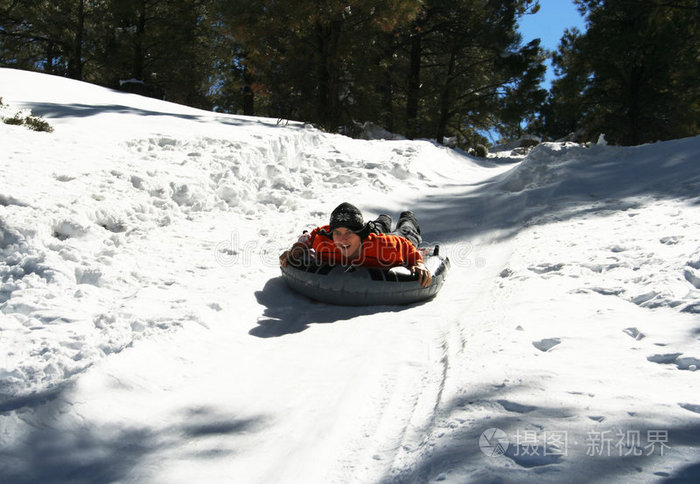 一个年轻人在冬天从雪山上跑下来