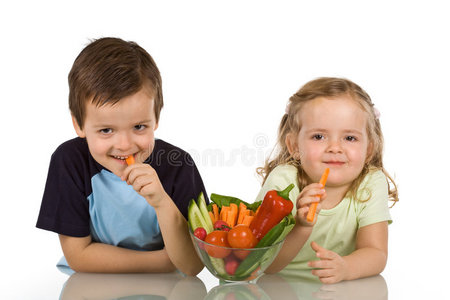 快乐的孩子吃蔬菜