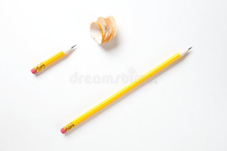 有纹理的白纸上的长铅笔和短铅笔照片