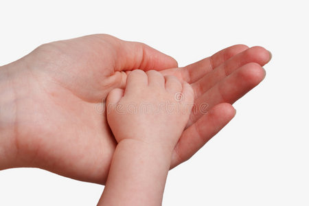 母亲牵着孩子的手