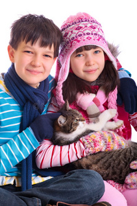 抱猫的男孩和女孩