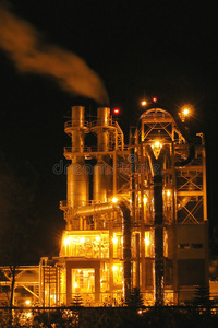 夜间工业流程塔