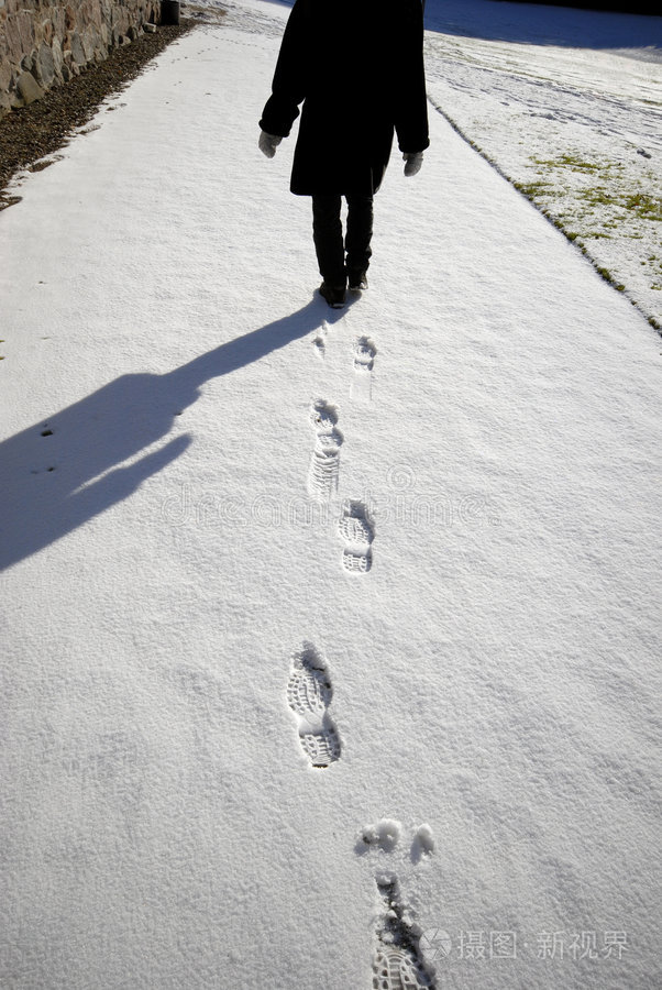 路面雪地里反射出的脚印雪地里的脚步声冬季小径你的举动雪上行走雪上