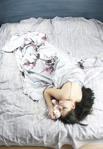 帽子做梦和查找客人在暑假做梦沉思的美丽的女人在粉红色的礼服做梦