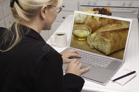 女性在厨房使用笔记本电脑食物和食谱