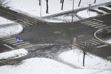 雪下十字路口图片