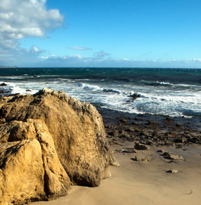 加利福尼亚海滩上的大型岩层