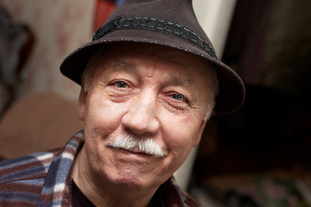 戴帽子的老胡子照片