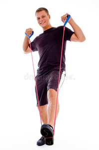 健身员用拉绳摆姿势