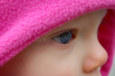 婴儿蓝眼睛的侧面特写图片