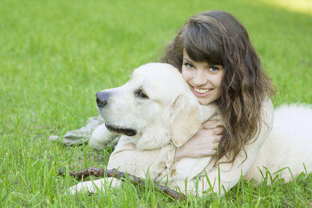 公园里养金毛猎犬的女孩