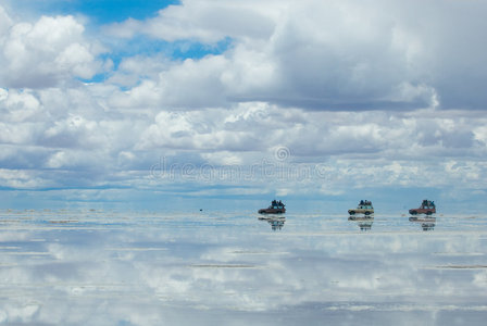 玻利维亚乌尤尼盐湖的吉普车