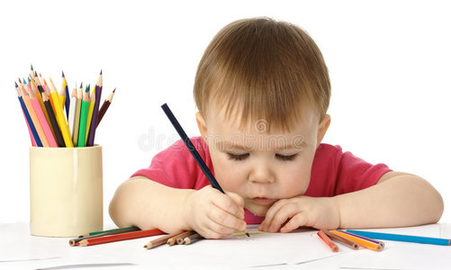 可爱的孩子用彩色蜡笔画