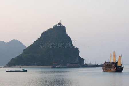 越南北部哈龙湾的船只和岛屿