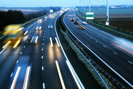 高速公路上的车速照片