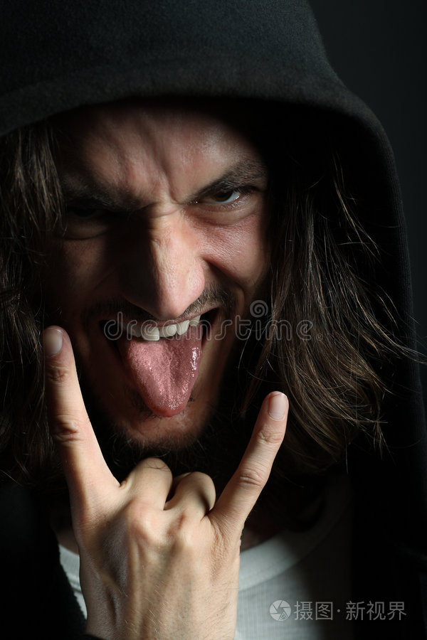 有着典型重金属舌头的年轻人