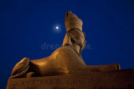 圣彼得堡的埃及狮身人面像和月亮