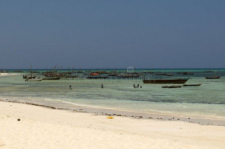 桑给巴尔海滩的当地船只