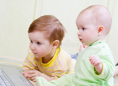 小女孩和男孩使用笔记本电脑。