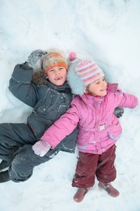 孩子们躺在雪地上
