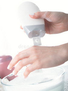 女性洗手