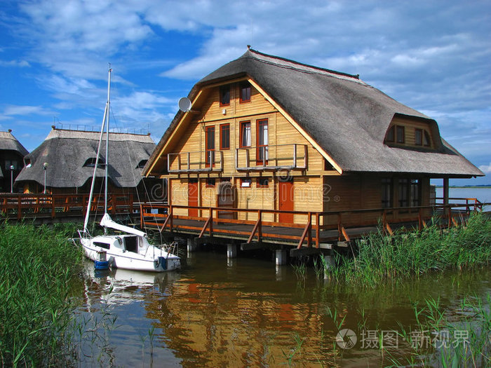 带船的水上周末别墅