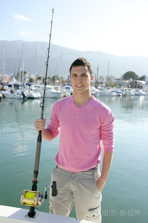 渔夫在游艇上带冲浪板的海滩上的青少年冲浪夫妇湖边钓鱼的女人小渔夫