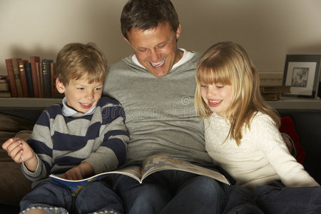 父亲和两个孩子在读书