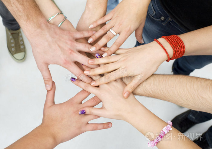 一意两个年轻的上班族一心一意一心一意五人小组握手手业务人员团队