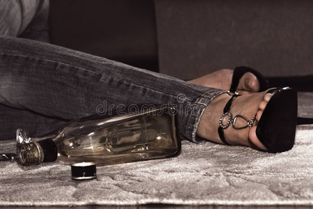 喝醉啦地板上喝醉的女人照片