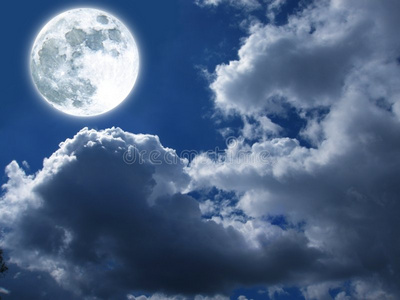 月亮和云照片