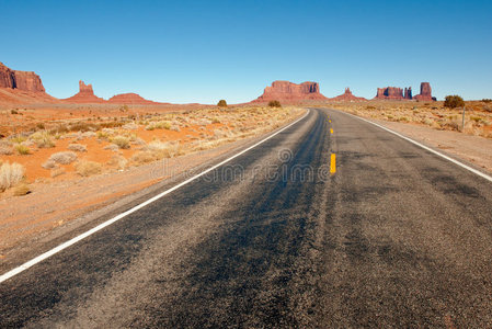 穿越沙漠的公路