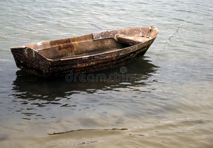 停泊在海滩上的小木船