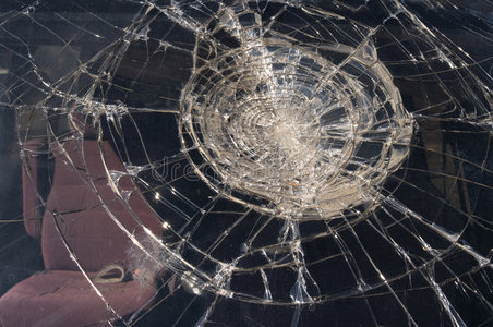 挡风玻璃破裂照片