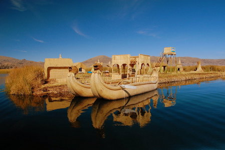 芦苇船和浮岛，喀喀湖