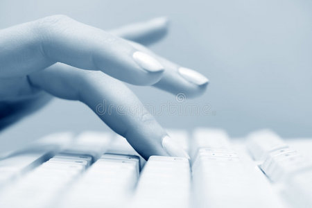 女性在电脑键盘上打字